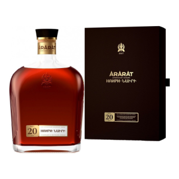 Коньяк Арарат "Наири", в подарочной коробке, 0.7 л